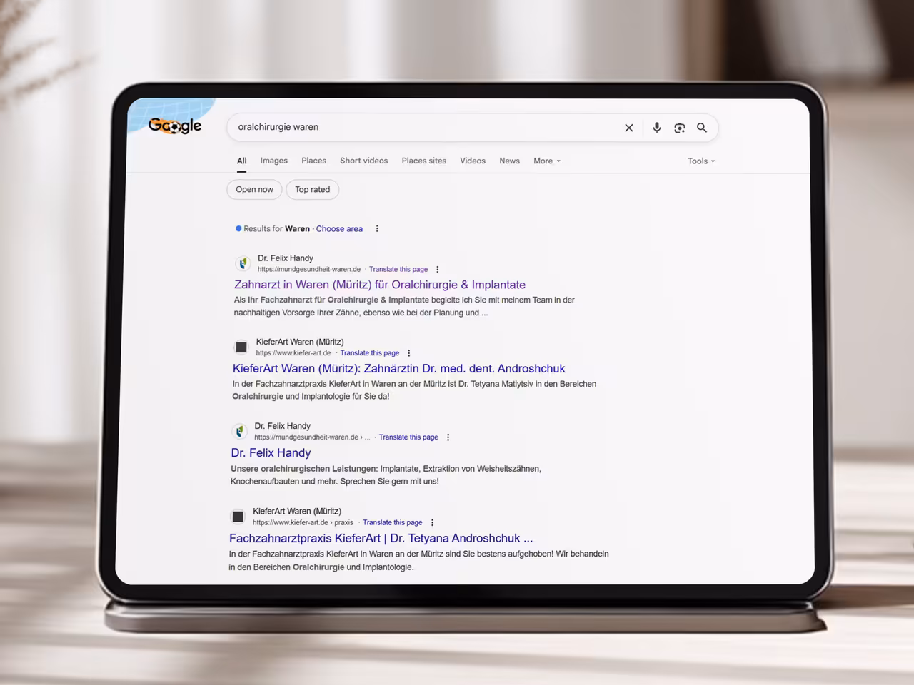 Dr. Felix Handy dominiert Google für "oralchirurgie waren" - Mehrfache Top-Rankings durch kontinuierliche SEO Betreuung für Zahnarztpraxis in Waren (Müritz)