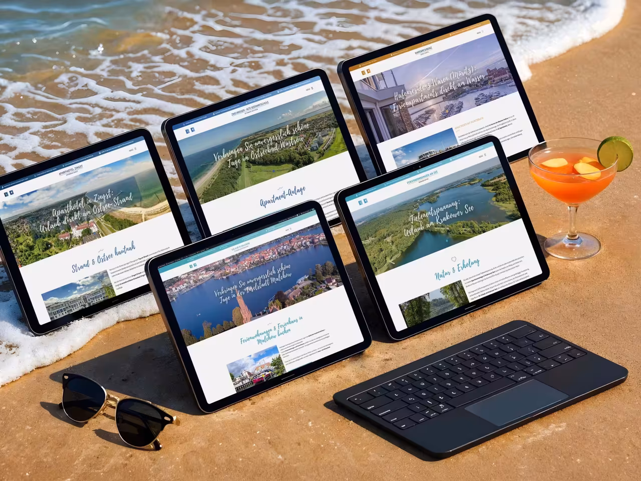 EO Audit Agentur - Multisite-Projekt von 4eck Media zeigt verschiedene Websites auf Tablets am Strand