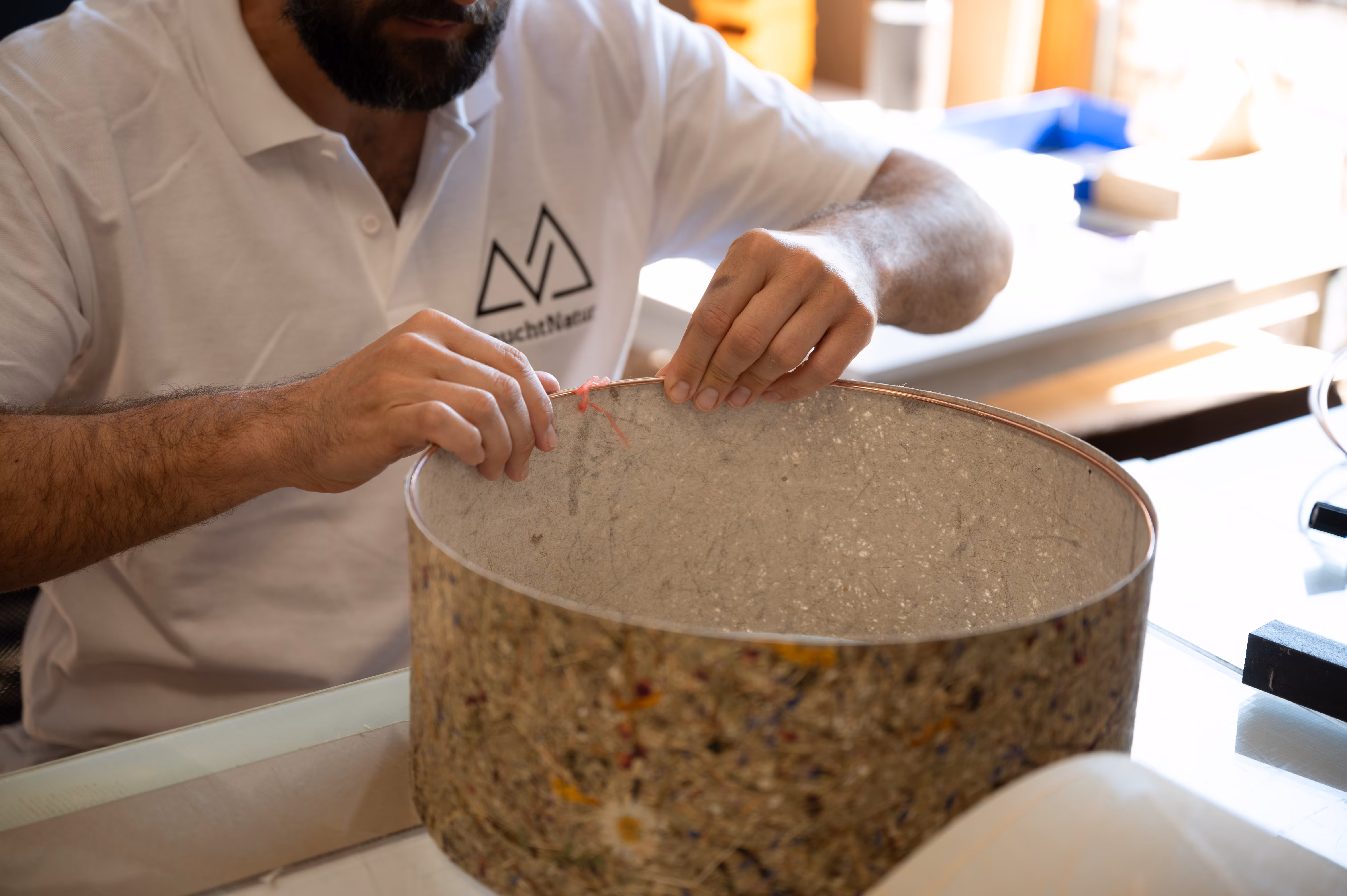 Handcraft at LeuchtNatur: Manufacturing a lampshade from natural materials in the workshop.